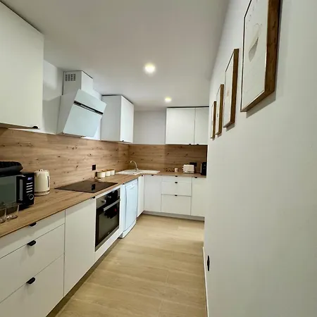 Modern By & Old Town With Pool 公寓 埃斯特波纳