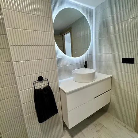 Modern By & Old Town With Pool 公寓 埃斯特波纳